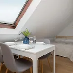 Modern With Functional Furnishings Centre By Renters Lägenhet *