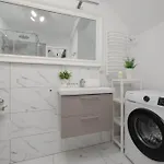 Modern With Functional Furnishings Centre By Renters Lägenhet Warszawa