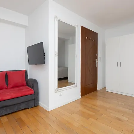 Modern With Functional Furnishings Centre By Renters דירה