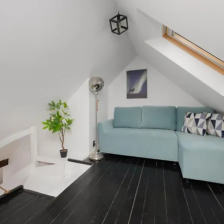 Modern With Functional Furnishings Centre By Renters Apartman *