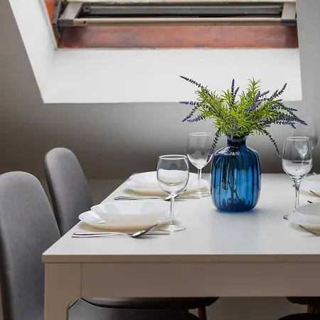 Modern With Functional Furnishings Centre By Renters דירה ורשה