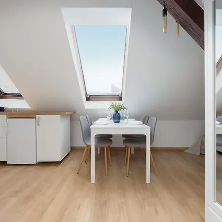 Modern With Functional Furnishings Centre By Renters Varsó