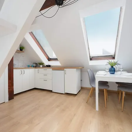 Modern With Functional Furnishings Centre By Renters * ורשה