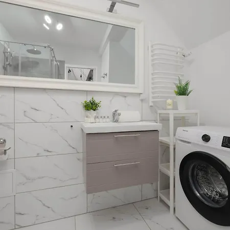 Modern With Functional Furnishings Centre By Renters Apartman Varsó