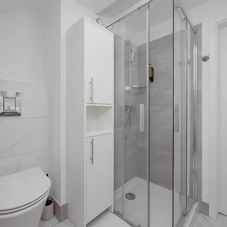 Modern With Functional Furnishings Centre By Renters דירה ורשה