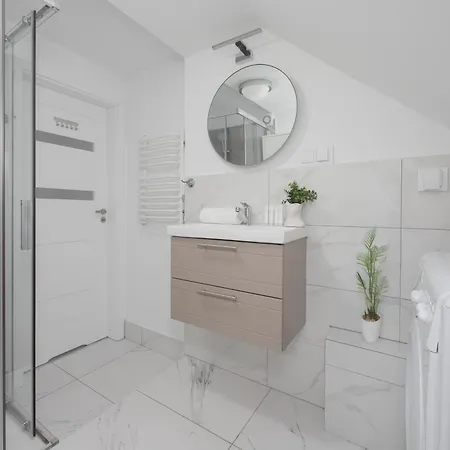 Modern With Functional Furnishings Centre By Renters ורשה