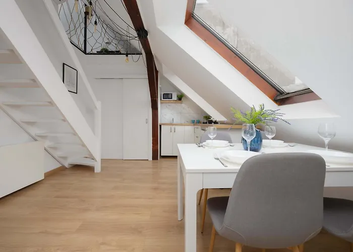 Modern With Functional Furnishings Centre By Renters Varšava