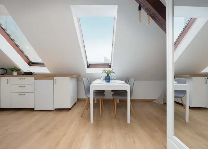 Modern With Functional Furnishings Centre By Renters Varšava