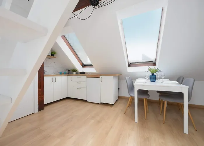 Modern With Functional Furnishings Centre By Renters * Varšava