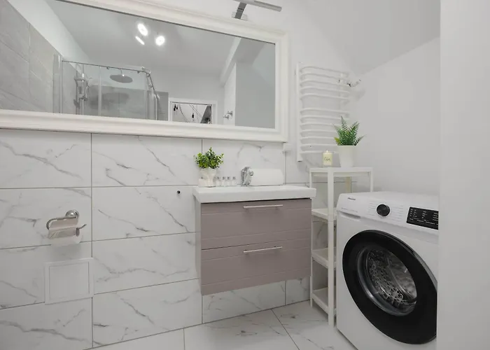 Modern With Functional Furnishings Centre By Renters Apartmán Varšava