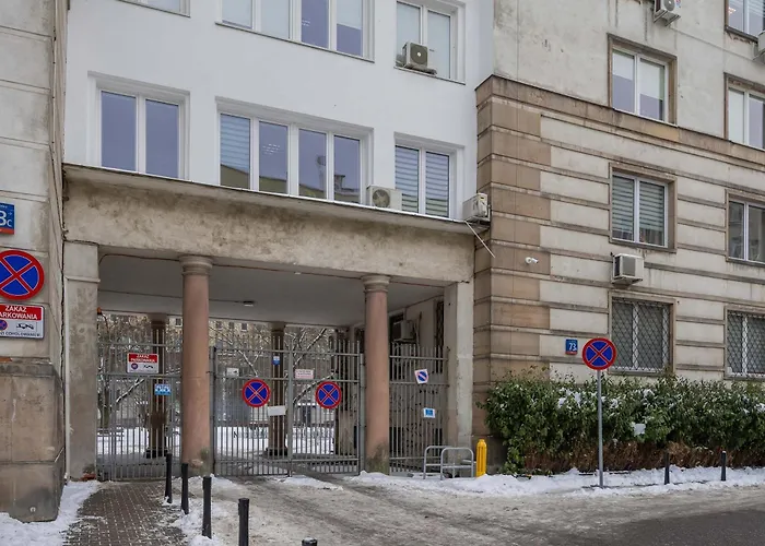 Modern With Functional Furnishings Centre By Renters