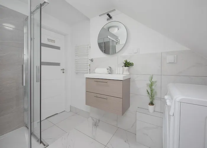 Modern With Functional Furnishings Centre By Renters Varšava