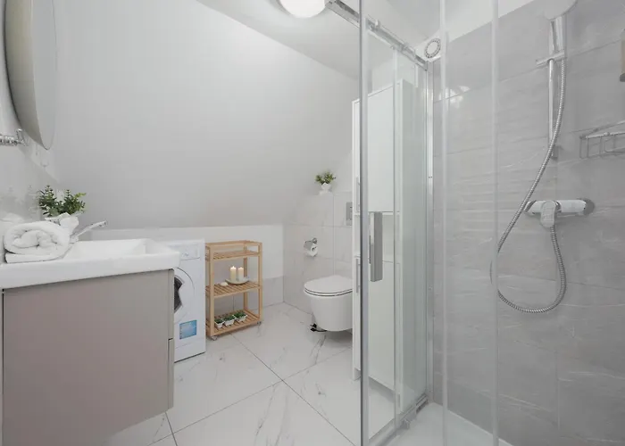 Modern With Functional Furnishings Centre By Renters *