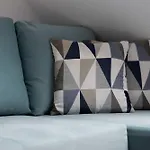 Modern With Functional Furnishings Centre By Renters Appartement