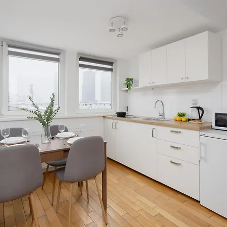 Modern With Functional Furnishings Centre By Renters Appartement Varsovie