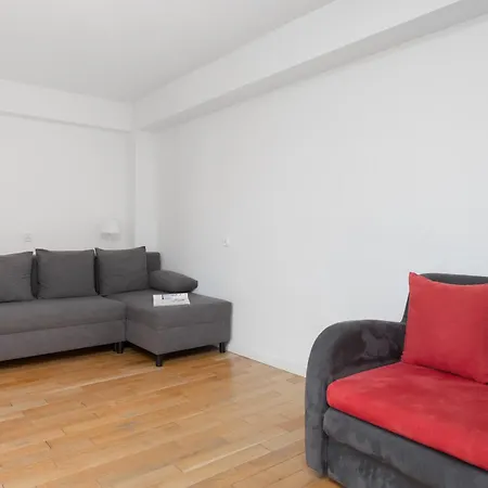 Modern With Functional Furnishings Centre By Renters Appartement *