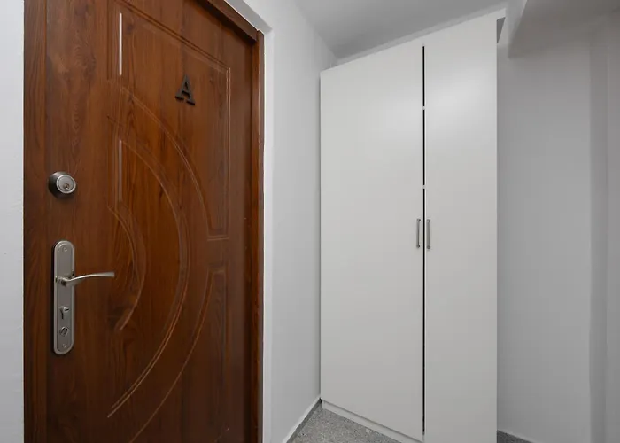 Modern With Functional Furnishings Centre By Renters *